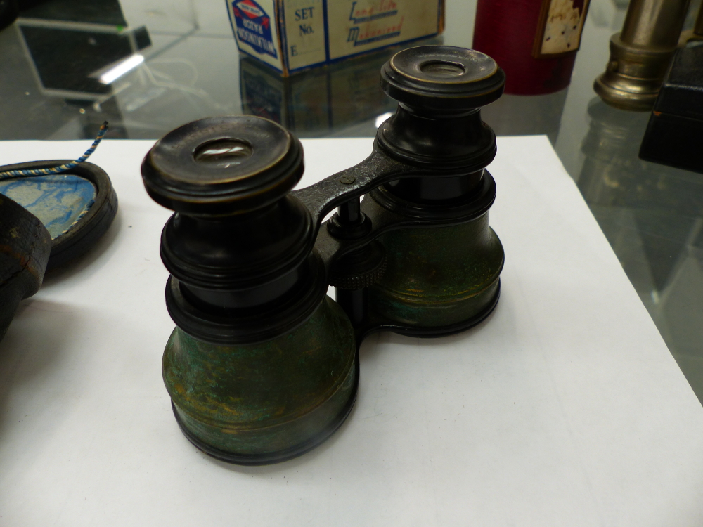 VARIOUS BINOCULARS O INCLUDE LEITZ, SHAVING SETS ETC. - Image 16 of 19