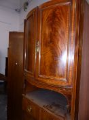 AN EDWARDIAN MAHOGANY AND INLAID COMPACTUM WARDROBE.