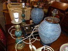 TWO PAIRS OF TABLE LAMPS AND AN ORIENTAL SCREEN.