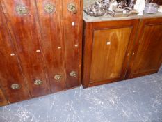 A GEORGIAN MAHOGANY LINEN PRESS.