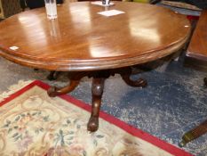 A LARGE VICTORIAN MAHOGANY TILT TOP BREAKFAST TABLE.