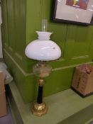 AN ANTIQUE OIL LAMP WITH CUT GLASS RESERVOIR.