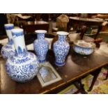 TWO PAIRS OF ORIENTAL BLUE AND WHITE VASES TOGETHER WITH A COPPER COACHING HORN, A STRIKING MANTLE