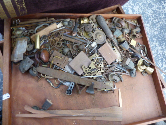 A LARGE COLLECTION OF VICTORIAN AND OTHER BRASS AND OTHER FURNITURE FITTINGS,ETC. - Image 8 of 15
