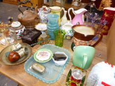 A QTY OF ASSORTED DECORATIVE CHINA AND GLASSWARE TO INCLUDE DOULTON, WEDGWOOD, MASONS,VARIOUS PEWTER