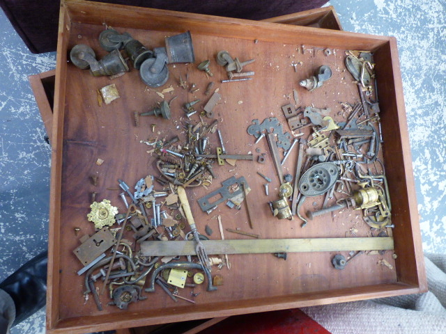 A LARGE COLLECTION OF VICTORIAN AND OTHER BRASS AND OTHER FURNITURE FITTINGS,ETC. - Image 10 of 15