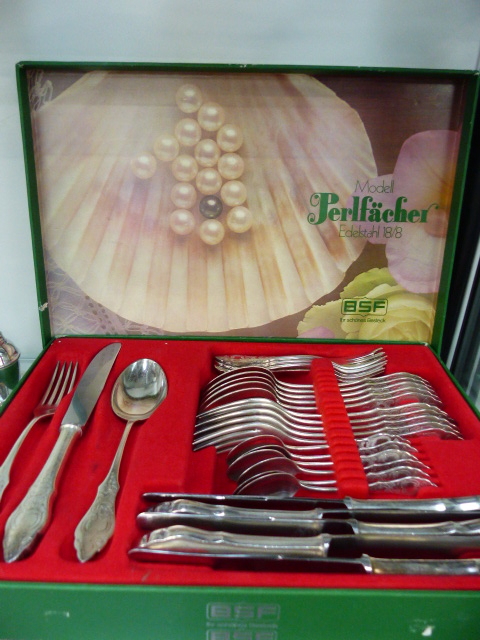 A QTY OF CUTLERY AND PLATEDWARES. - Image 2 of 6