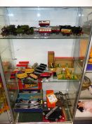 A GOOD COLLECTION OF HORNBY O GAUGE LOCOMOTIVES, STOCK, TRACK AND ACCESSORIES.