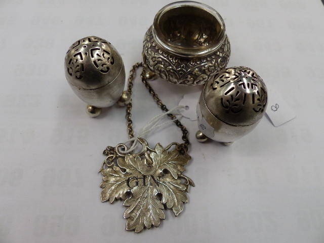 A PAIR OF SILVER HALLMARKED VICTORIAN CRUETS, A SILVER GIN LABEL AND A WHITE METAL MUSTARD WITH