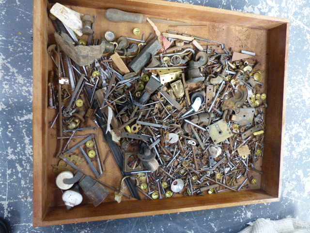 A LARGE COLLECTION OF VICTORIAN AND OTHER BRASS AND OTHER FURNITURE FITTINGS,ETC. - Image 15 of 15