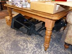 A VICTORIAN PINE EXTENDING DINING TABLE.