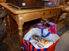 AN ANTIQUE PINE SIDE TABLE.