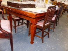 AN IMPRESSIVE LARGE EXTENDING DINING TABLE.