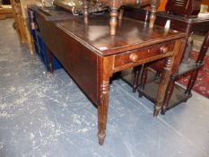 A 19th.C.MAHOGANY PEMBROKE TABLE WITH REEDED LEGS.