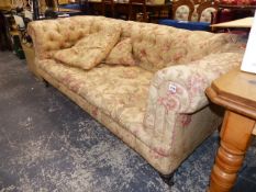 A VICTORIAN BUTTON BACK CHESTERFIELD SETTEE.