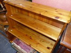 A PINE SMALL BOOKCASE AND TWO RETRO STOOLS.