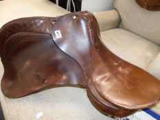 A GOOD QUALITY LEATHER HORSE SADDLE AND VARIOUS TACK.