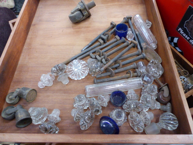 A LARGE COLLECTION OF VICTORIAN AND OTHER BRASS AND OTHER FURNITURE FITTINGS,ETC. - Image 3 of 15