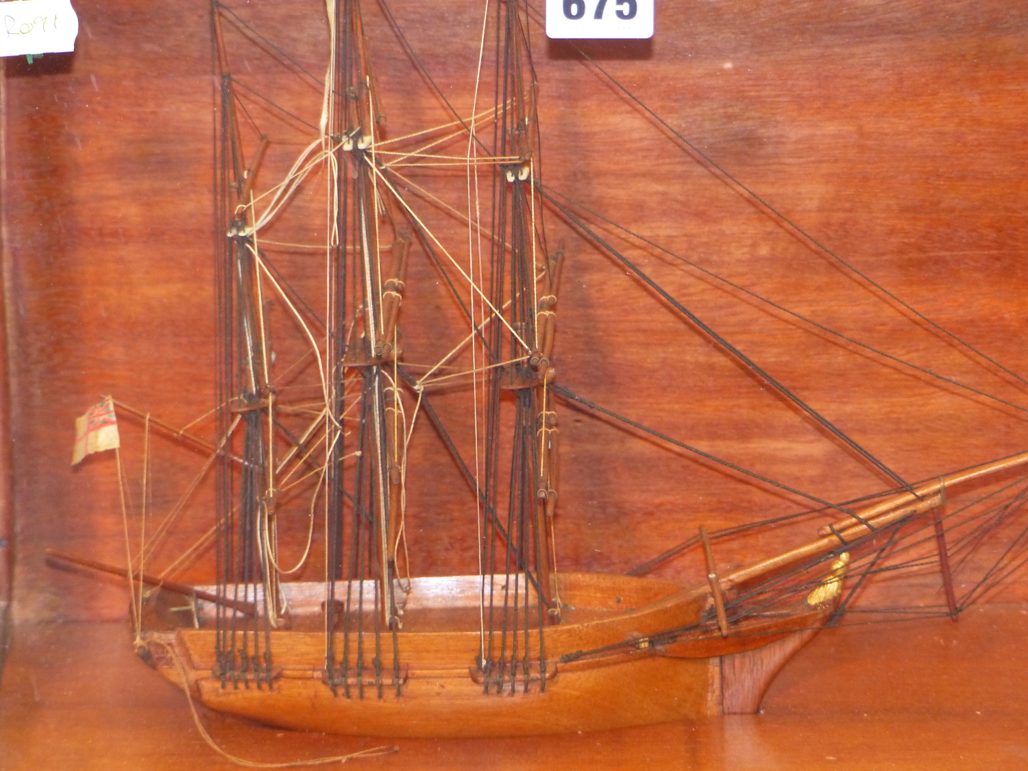 A MAHOGANY SCALE MODEL OF A THREE MASTED SHIP FLYING THE ROYAL NAVY WHITE ENSIGN AT ITS STERN AND IN - Bild 3 aus 12