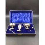 A SILVER EDWARDIAN CASED CRUET COMPLETE WITH BLUE GLASS LINERS DATED 1919-1922 BIRMINGHAM FOR S