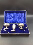 A SILVER EDWARDIAN CASED CRUET COMPLETE WITH BLUE GLASS LINERS DATED 1919-1922 BIRMINGHAM FOR S