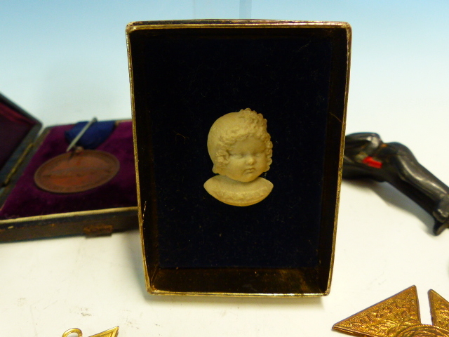 A GROUP OF BIJOUTERIE TO INCLUDE, 2 SILVER VESTA CASES, A LIDDED SILVER PILL BOX, CRICKET BALL - Image 4 of 9