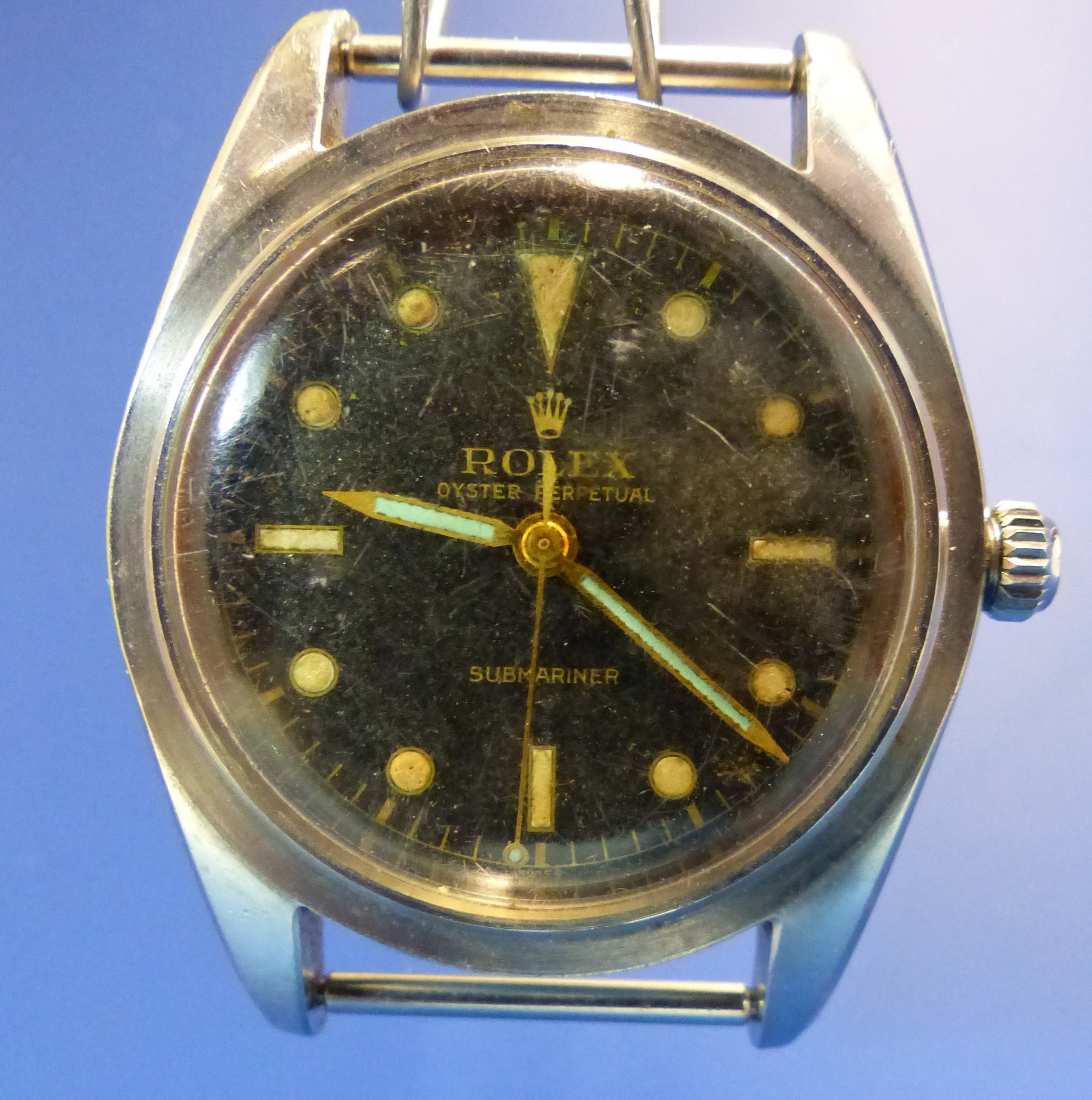 A VINTAGE ROLEX OYSTER PERPETUAL SUBMARINER BREVET 6204 WATCH, CASE NUMBER 988964. BELONGING TO JOHN