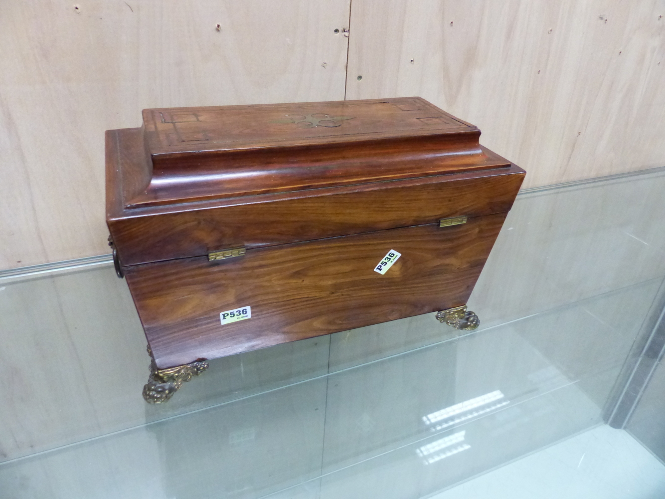 A REGENCY ROSEWOOD AND BRASS INLAID SARCOPHAGUS FORM TEA CADDY WITH BRASS RING HANDLES AND FEET. W. - Image 7 of 7