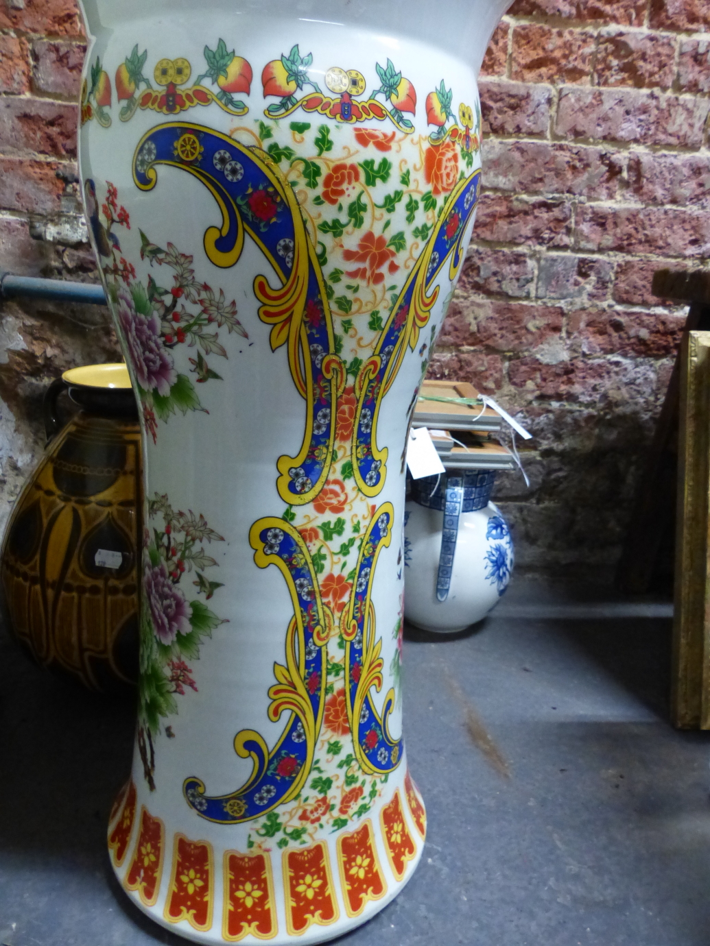 A CHINESE PORCELAIN TABLE, THE CIRCULAR REMOVABLE TOP AND COLUMNAR BASE DECORATED WITH BIRDS AND - Image 4 of 4