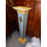 AN ANTIQUE CLASSICAL STYLE TAPERED MARBLE COLUMN WITH PLATFORM TOP. H.115cms.