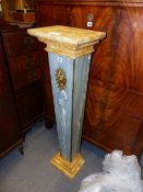 AN ANTIQUE CLASSICAL STYLE TAPERED MARBLE COLUMN WITH PLATFORM TOP. H.115cms.