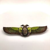 AN EARLY 20TH CENTURY EGYPTIAN REVIVAL CONTINENTAL SILVER AND ENAMELLED BROOCH, STAMPED 935.