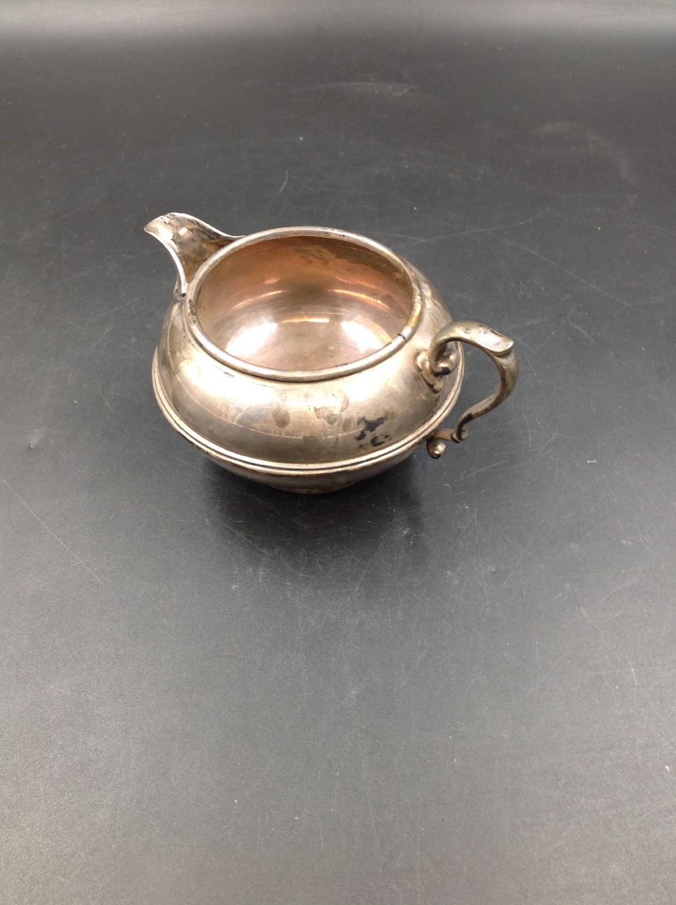 AN EDWARDIAN SILVER HALLMARKED THREE PART TEA SET COMPRISING OF TEA POT, SUGAR BOWL AND CREAMER. - Image 7 of 15