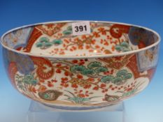 A JAPANESE IMARI BOWL, THE INTERIOR PAINTED WITH QUATREFOILS ALTERNATING WITH PAIRS OF MANDARIN