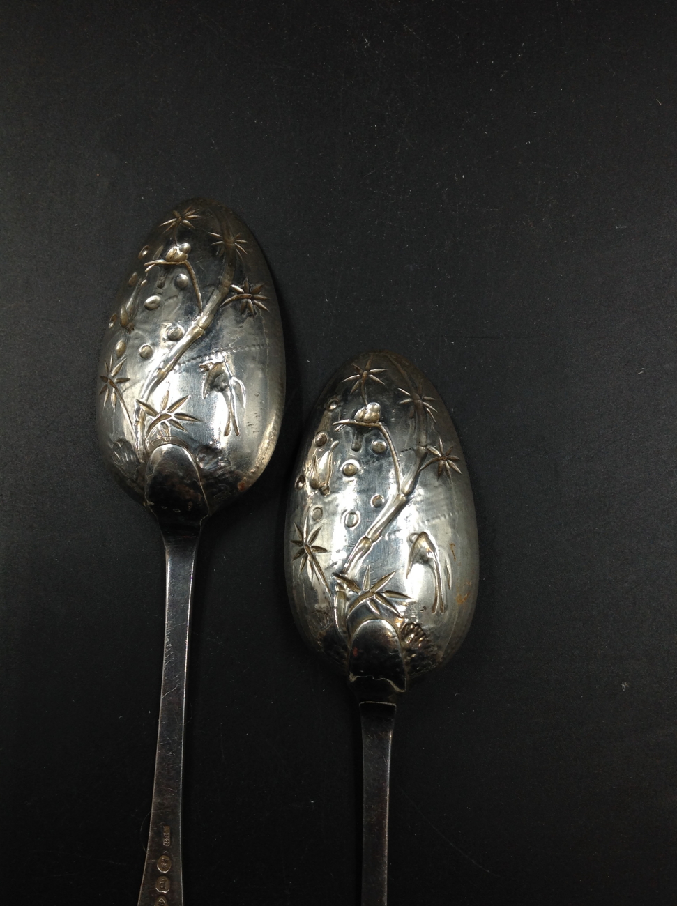 A PAIR OF GEORGIAN SILVER HALLMARKED SPOONS DECORATED WITH BAMBOO, BIRDS AND FOLIAGE DATED LONDON - Image 4 of 5