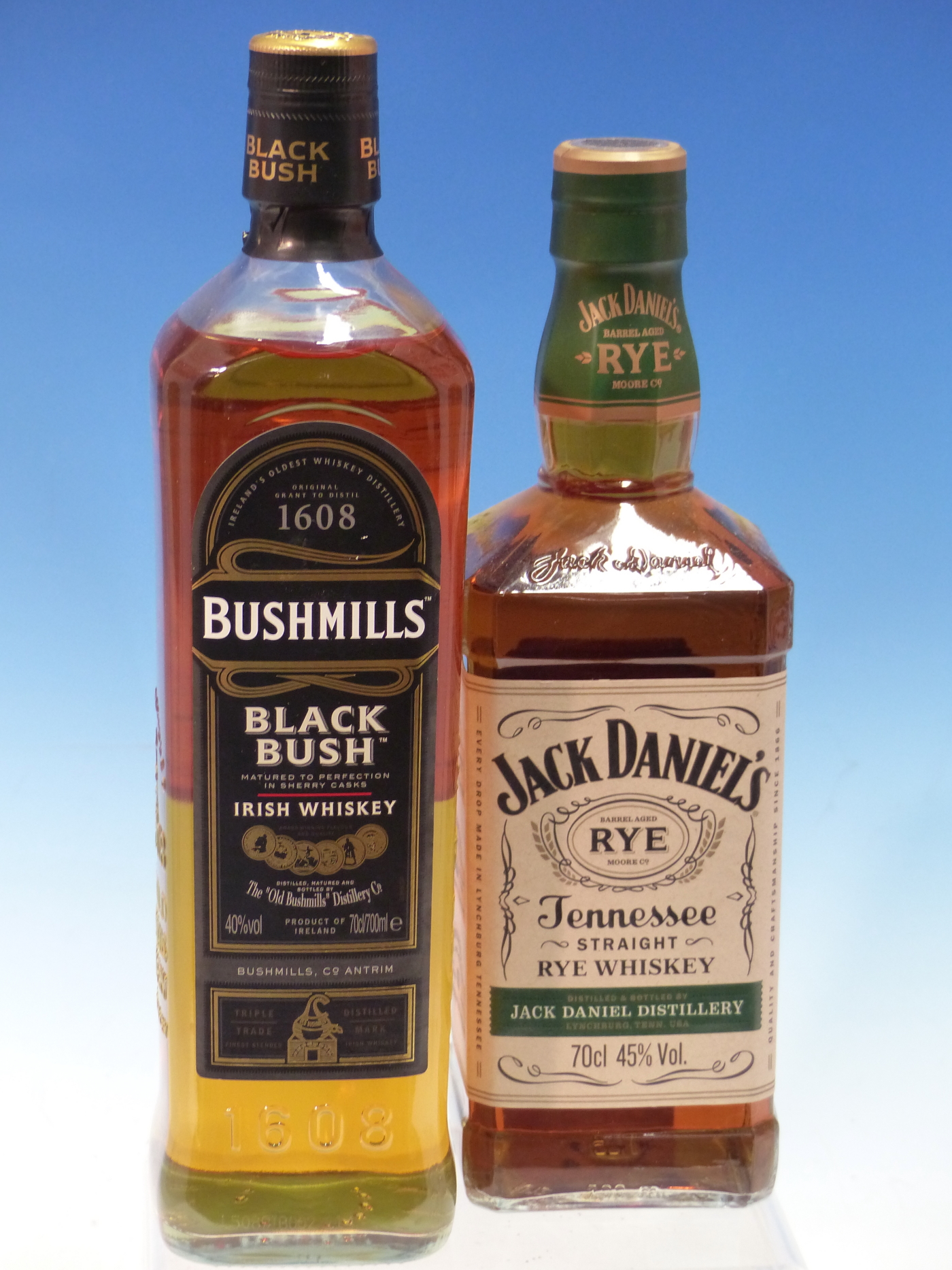 WHISKEY. BUSHMILLS BLACK LABEL 1 x BOTTLE TOGETHER WITH JACK DANIELS RYE, 1 x BOTTLE. (2)