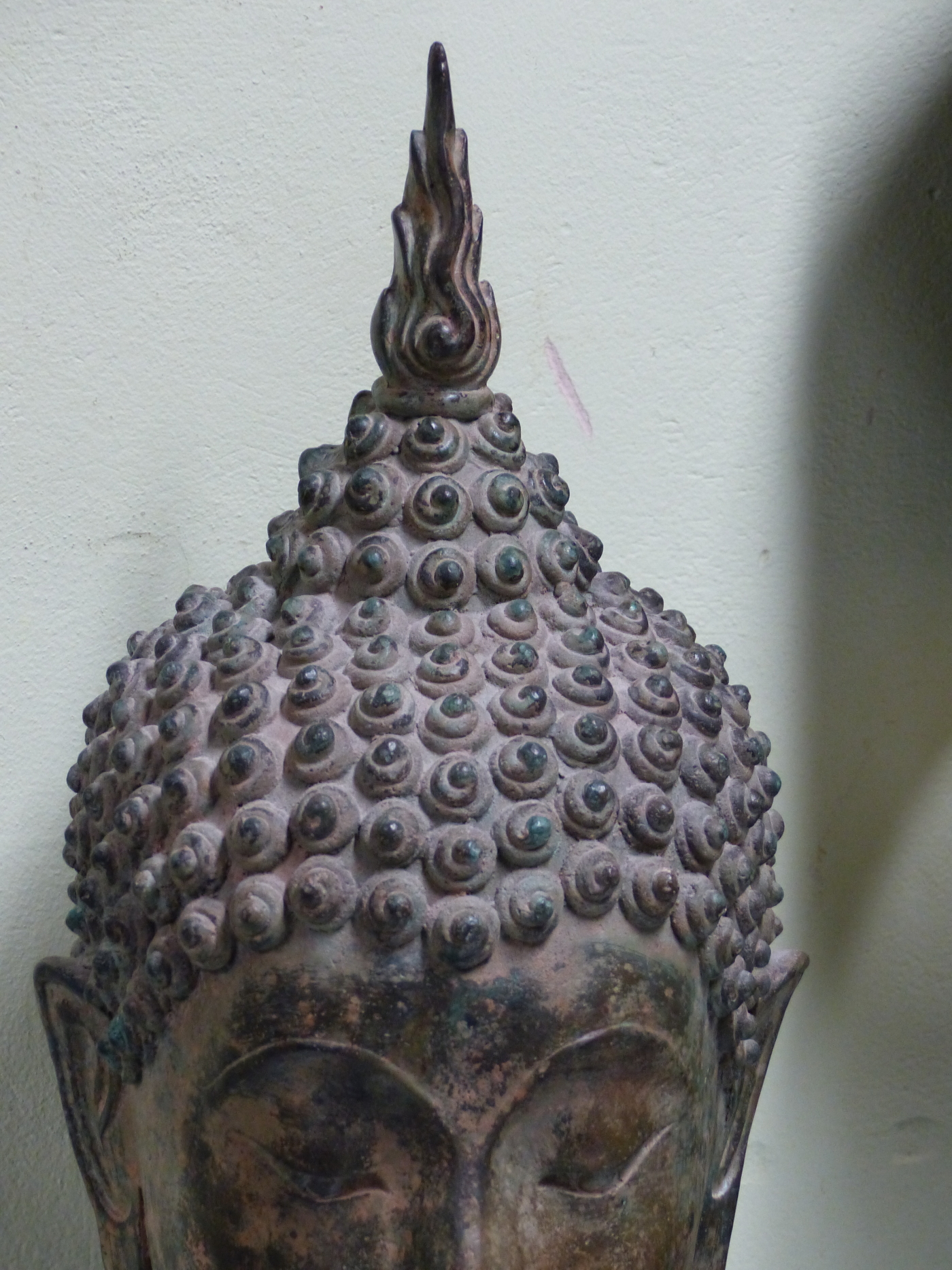 A THAI BRONZE HEAD OF THE BUDDHA, CURLED HAIR ABOVE HIS LONG LOBED EARS, HIS USNISA WITH FLAME - Image 5 of 10