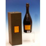 CHAMPAGNE. VEUVE DE CLICQUOT LA GRANDE DAME 1990 1 x BOTTLE, BOXED. (1)