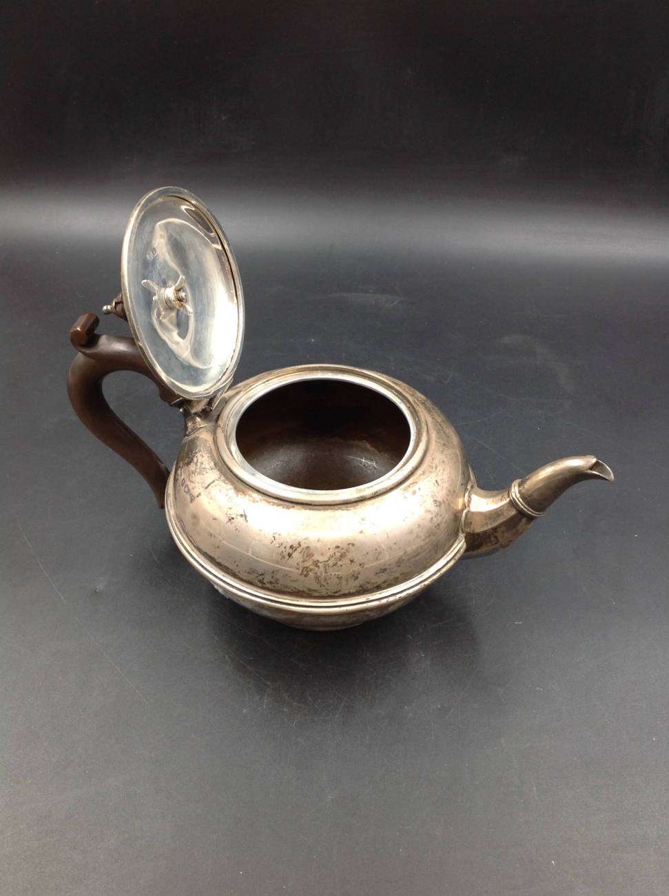 AN EDWARDIAN SILVER HALLMARKED THREE PART TEA SET COMPRISING OF TEA POT, SUGAR BOWL AND CREAMER. - Image 15 of 15