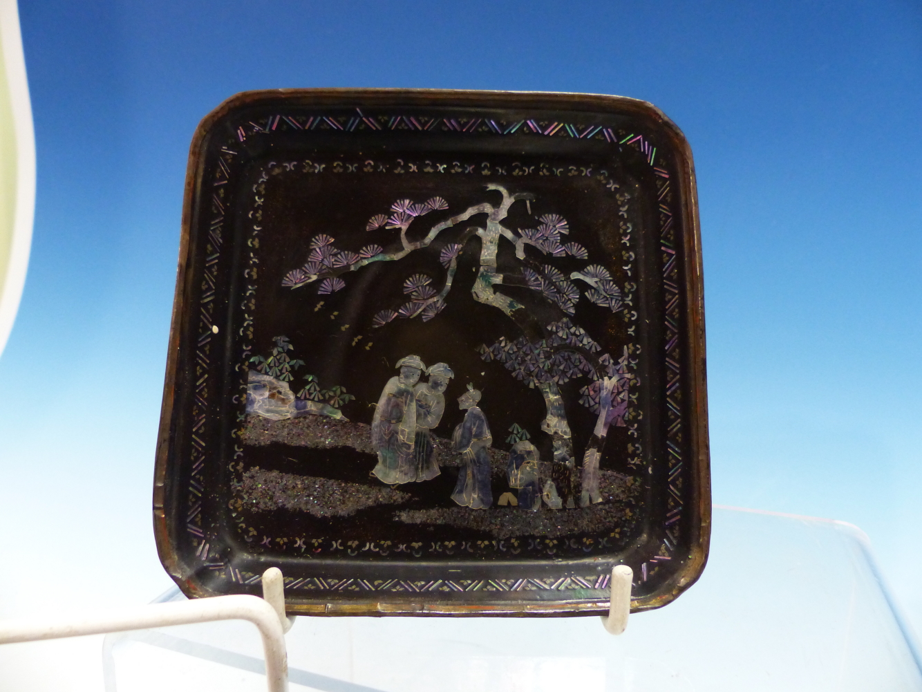 A PAIR OF LAC BURGAUTE SQUARE TRAYS, THE METAL MOUNTED RINGS ENCLOSING MOTHER OF PEARL FIGURES IN - Image 7 of 14