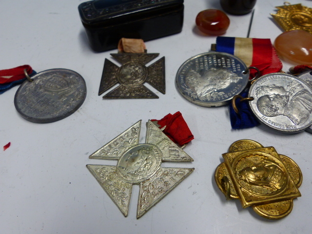 A GROUP OF BIJOUTERIE TO INCLUDE, 2 SILVER VESTA CASES, A LIDDED SILVER PILL BOX, CRICKET BALL - Image 7 of 9