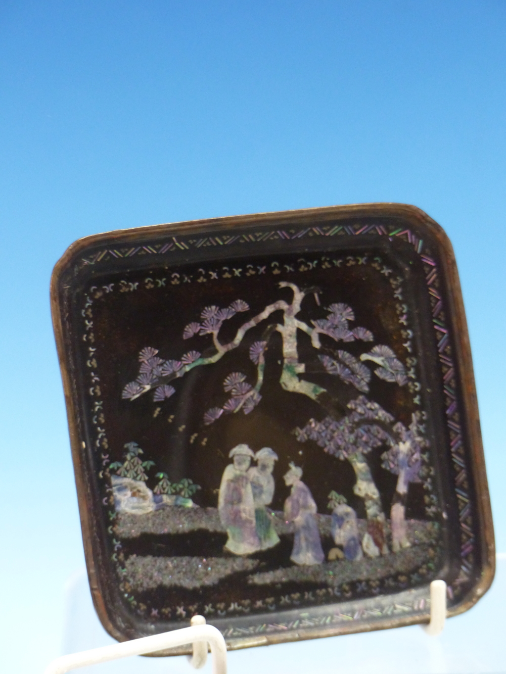 A PAIR OF LAC BURGAUTE SQUARE TRAYS, THE METAL MOUNTED RINGS ENCLOSING MOTHER OF PEARL FIGURES IN - Image 3 of 14