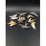 A COLLECTION OF SILVER AND OTHER VINTAGE BIRD BROOCHES TO INCLUDE TWO BOUCHER SIGNED EXAMPLES ETC.