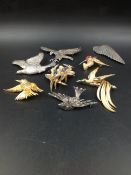 A COLLECTION OF SILVER AND OTHER VINTAGE BIRD BROOCHES TO INCLUDE TWO BOUCHER SIGNED EXAMPLES ETC.