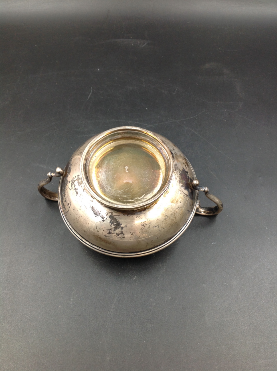 AN EDWARDIAN SILVER HALLMARKED THREE PART TEA SET COMPRISING OF TEA POT, SUGAR BOWL AND CREAMER. - Image 5 of 15