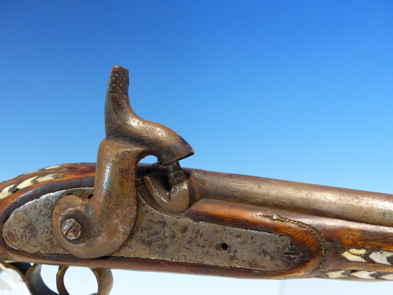 AN AFRICAN DECORATED PERCUSSION CAP PISTOL AND RAMROD, THE WOODWORK INLAID WITH MOTHER OF PEARL, THE - Bild 5 aus 8