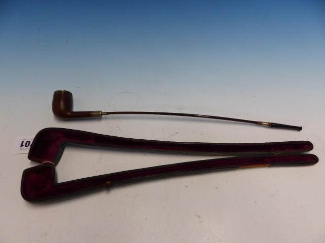 A GREEN LEATHER CASED CHURCHWARDEN PIPE, THE BRIAR BOWL AND QUILL STEM WITH PLATE ON COPPER MOUNTS.