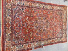 AN ANTIQUE PERSIAN RUG OF CLASSIC DESIGN 207 x 137cms.