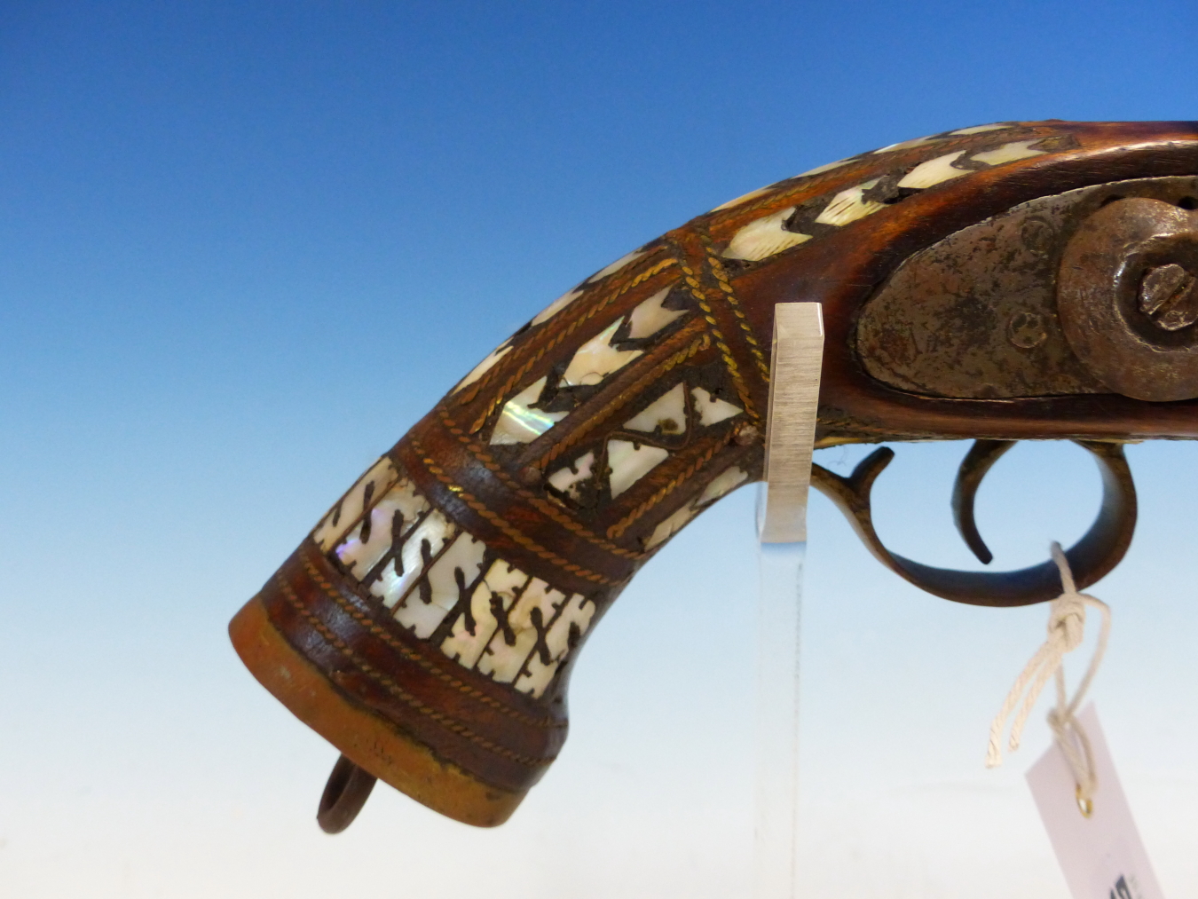 AN AFRICAN DECORATED PERCUSSION CAP PISTOL AND RAMROD, THE WOODWORK INLAID WITH MOTHER OF PEARL, THE - Bild 3 aus 8