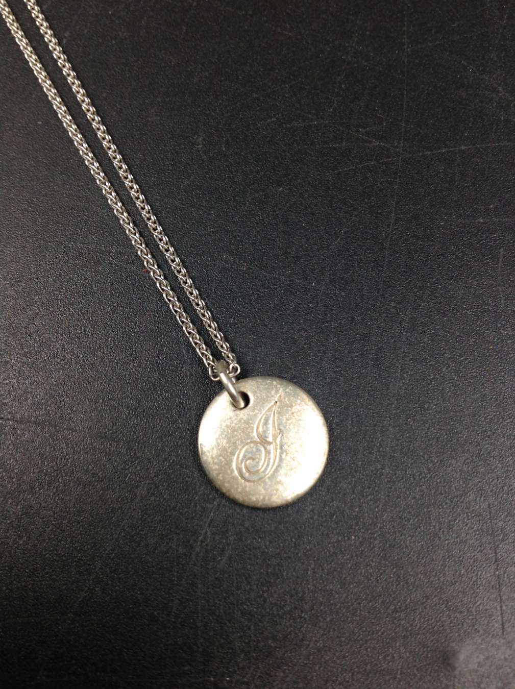 A SILVER HALLMARKED TIFFANY AND CO NOTES LETTER J DISC PENDANT COMPLETE WITH ADJUSTABLE CHAIN. - Image 3 of 5